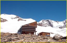 File:Rifugio Quintino Sella al Felik.JPG